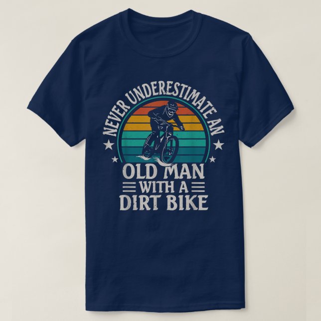 Dirt Biking, aldrig underskatta en gammal man med  T Shirt (Design framsida)