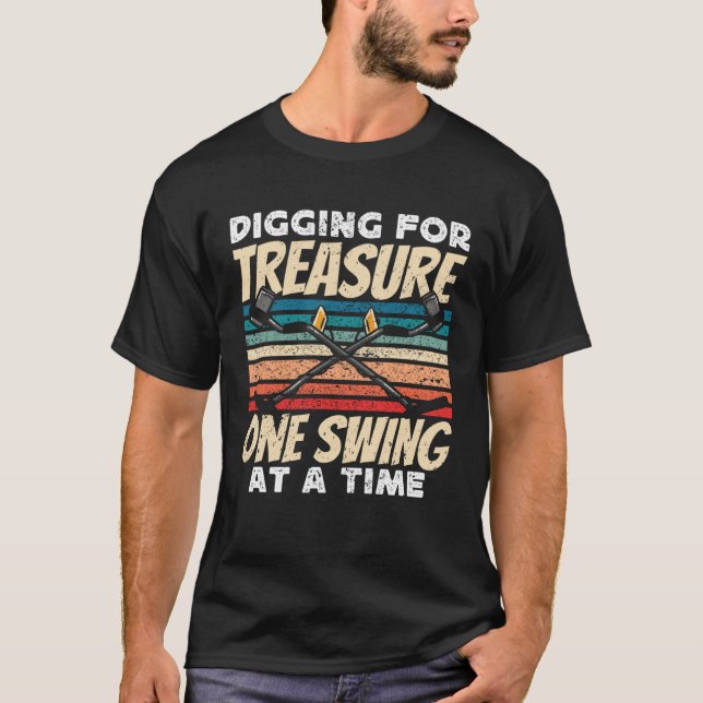 Dirt Fishing Digging for treasure Metal Detecting T Shirt (Framsida)