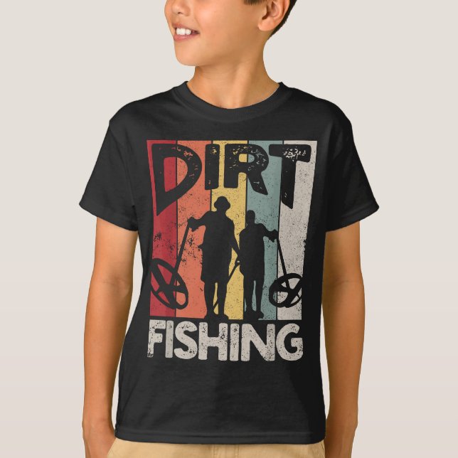 Dirt Fishing - Finny Beach Treasure Identifying Me T Shirt (Framsida)
