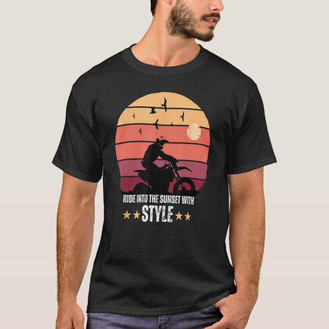 Dirt Racing Biker Ride Into The Sunset With Style T Shirt (Framsida)
