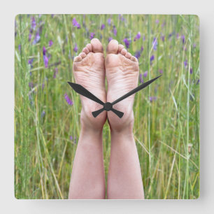 Dirty Bare Feet in Wildblommor Fyrkantig Klocka