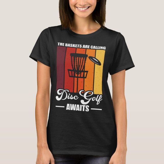 Disc Golf Awaits Golfing Player Lover Golfer Sport T Shirt (Framsida)