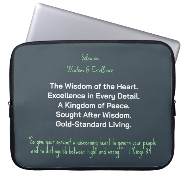 Discerning Heart Excellence Laptop Sleeve (Framsidan)