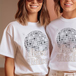 Disco Babe Brudens sida MOH Shirt T<br><div class="desc">Gå tillbaka i tiden med vår Retro Disco Boll Inbjudningskort för möhippa & Decor-samling. Lägg dig i nostalgien på 70-talet med muterade beige och grått-bågar, förstärkta av groovy silver glitter typsnitt. Den ikoniska retrodisco boll är i centrum och framkallar en era av dikoglamor, samtidigt som man håller en aning kvinnlig...</div>
