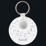 Disco Boll Dancer Nyckelring<br><div class="desc">Önska dansaren i ditt liv med den här blåa och lila disco boll temed nyckelring. Text är anpassade. Perfekt för vuxnor och barn. En del av en samling från Parcel Studios.</div>