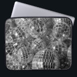 Disco Boll Ornaments Laptop Fodral<br><div class="desc">Disco boll-prydnadsföremål av olika storlek bildar en kaotisk stapel i detta unika svarta och vita foto. Den blanka bollarna i spegel avspeglar starkt ljus eller skuggor av mörk från var och en av de små speglade sidorna. Utsmyckningarna vid glitter boll vilar ovanpå trädgårdarna med reflekterande silver dodekahedron pärlor. Digitalt, svart...</div>