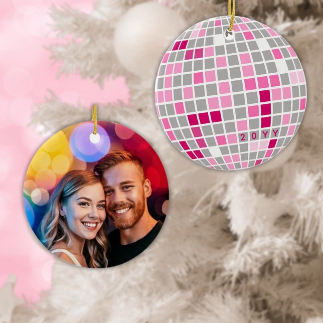 Disco Jul Rosa och Red Disco Boll Photo Julgransprydnad Keramik (A pink and red disco ball ornament customized with the year and your photo)