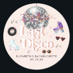 Disco Retro Roller Skating | Bachelorette Runt Klistermärke<br><div class="desc">Tillsätt speciell beröring till kuvert, godospåsar, handgjorda slitbanor och mer med våra klistermärken för bachelorette. "Brides Last Disco". Skär av dina pompomar, bryt av dina strandade knästrumpor och få redo för en gammal roligt som kommer att få dig att skratta (ont och blåst) i flera veckor till komen! Diskotemat blir...</div>