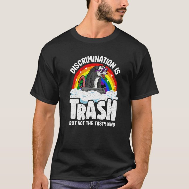 Discrimination Is Trash Opossum Rainbow Flag Gay P T Shirt (Framsida)
