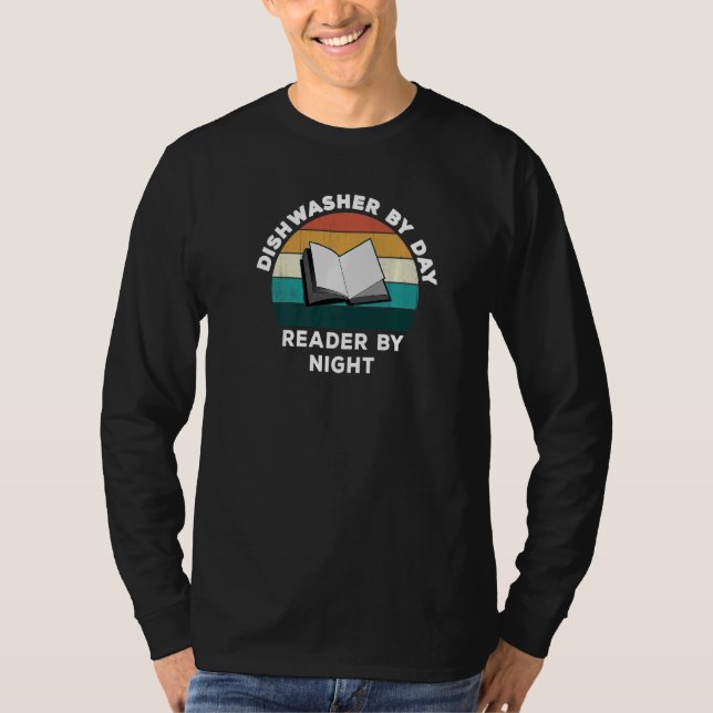 Dishwasher by day Reader by night Coola Bok T Shirt (Framsida)
