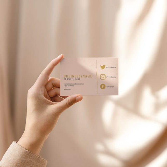 Diskret rosa social mediakort. affärsc visitkort (Soft pink business card with bold gold text and social media icons)
