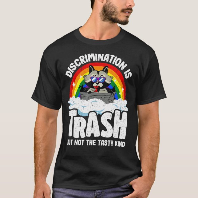 Diskriminering är Sopor Raccoon Rainbow Flagga Gay T Shirt (Framsida)