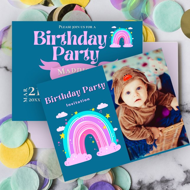 Dist regnbåge 1:a födelsedag Fotoinbjudan Inbjudan Vykort (Whimsical Rainbow 1st Birthday Photo Invitation)