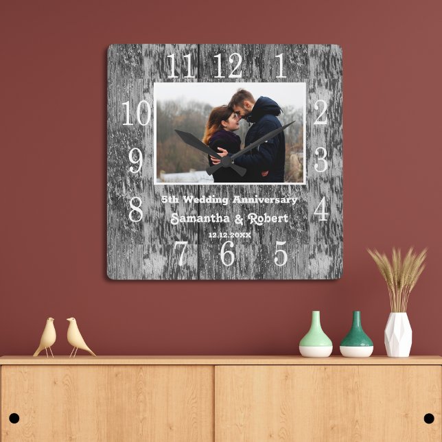 Disted Black Wood 5-årsdag Foto   Fyrkantig Klocka (Distressed Black Wood 5 Year Anniversary Photo Square Wall Clock)