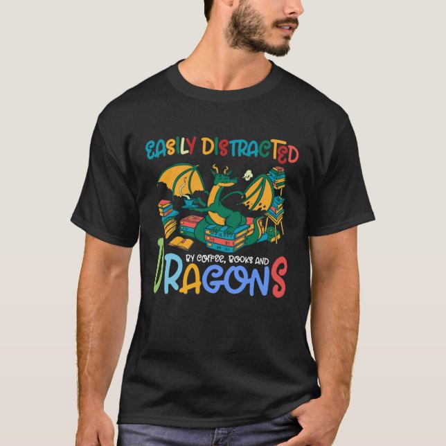 DISTRACTED BY DRAGONS BOYS AND GIRLS BOOK CLUB REA T SHIRT (Framsida)