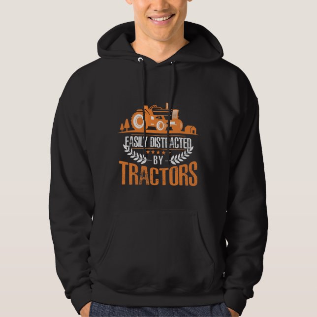 Distraherad av Tractor Farmer Funny Farming Hoodie (Framsida)