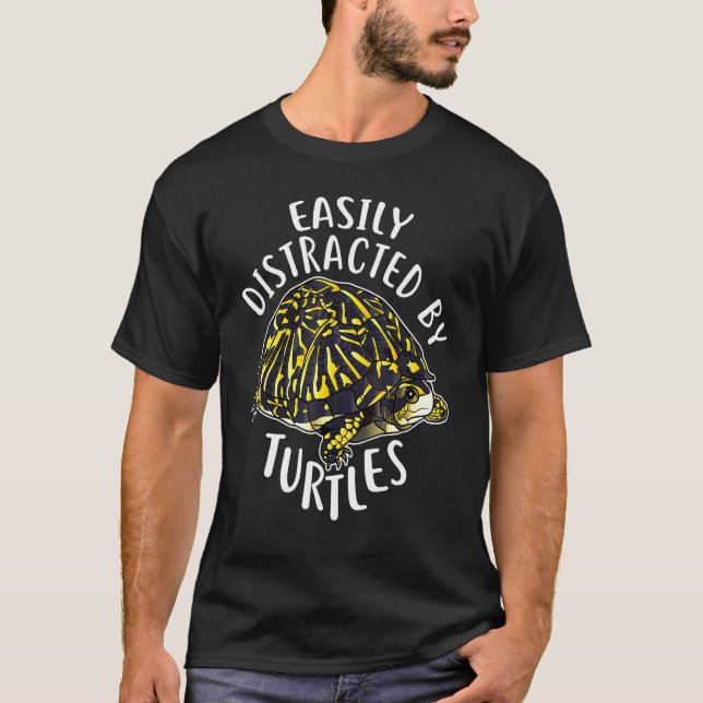 Distraherat av boxsköldpadda Reptile Tortoise T Shirt (Framsida)