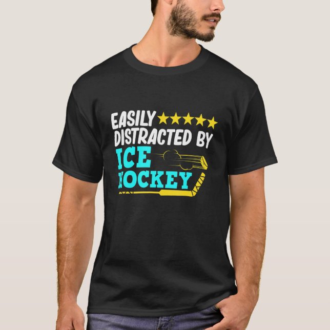 Distraherat av Ice Hockey Player Coach Sports Gra T Shirt (Framsida)