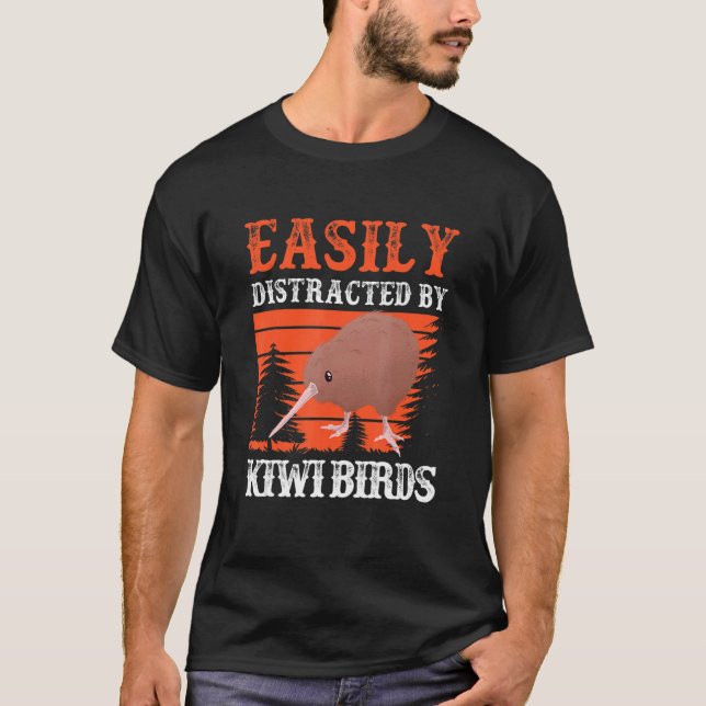 Distraherat av Kiwi Bird Nya Zeeland Kiwi Bird T Shirt (Framsida)