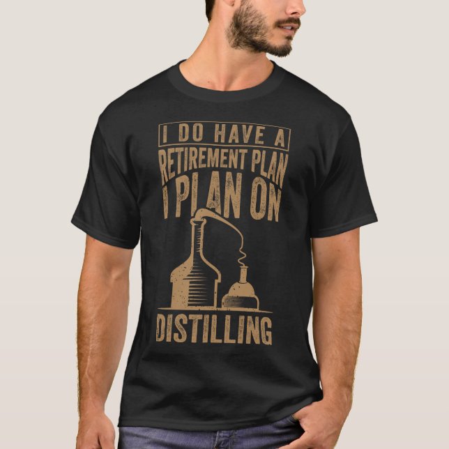 Distrated Distilling Whiskey Drinker Distiller T Shirt (Framsida)