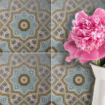 Distress Teal White Guld Geometric Mönster Kakelplatta<br><div class="desc">Vi introducerar vår dekorativa keramiska platta som utplånar en blandning av modern och klassisk attraktion. Det har ett komplicerat geometriskt mönster som både fångar öga och är sofistikerat. Den centrala motiven för konstruktionen är en symmetrisk arrangemang av teala och vita petalliknande former som utstrålar från en gyllene gult. Varje petal...</div>