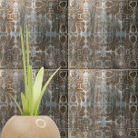 Distress Wood Replica Brown Damask Ornate Kakelplatta<br><div class="desc">Upplev charmen från det nöda träet i form av ett kapslande mästerverk av keramiskt material. Den här plattan blandar på ett vackert sätt samman det sköna träets rostfria beklädnad med den fina elegansen hos ett brunkolsmönster och skapar en verkligt unik och bedövande utformning.</div>