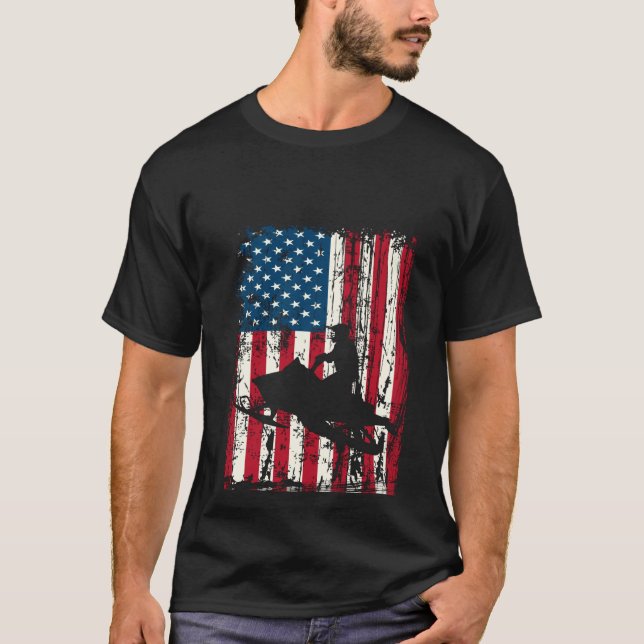 Distressed American Flag Snowmobiling Sled Snowmob T Shirt (Framsida)
