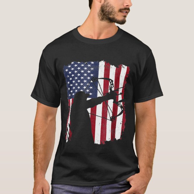 Distressed Compound Bow Archer  American Flag T Shirt (Framsida)