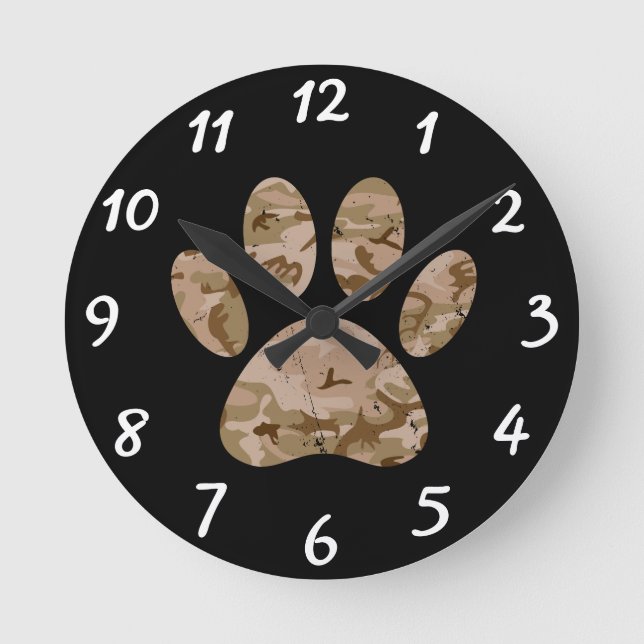Distressed Desert Camo Dog Paw Print Round Clock Rund Klocka (Framsida)
