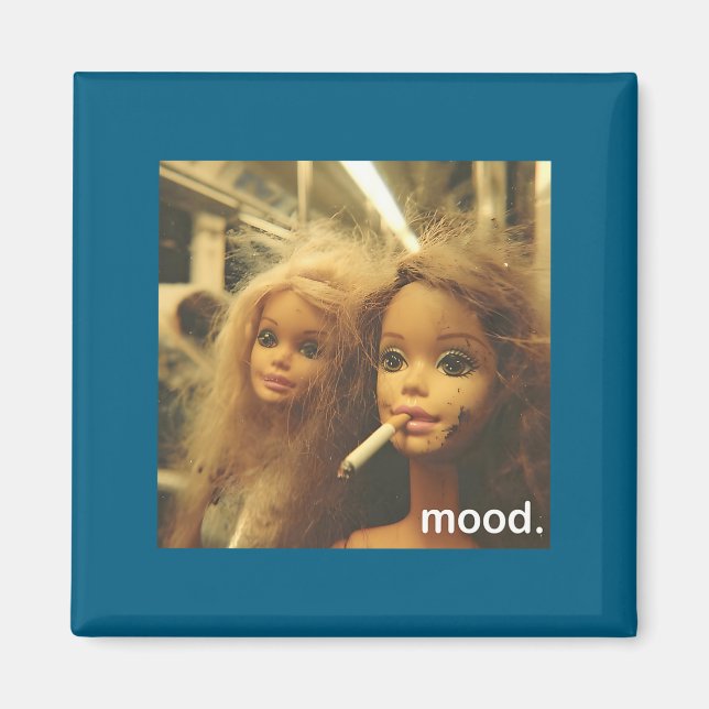 Distressed Doll Face Meme Premium Magnet (Framsidan)