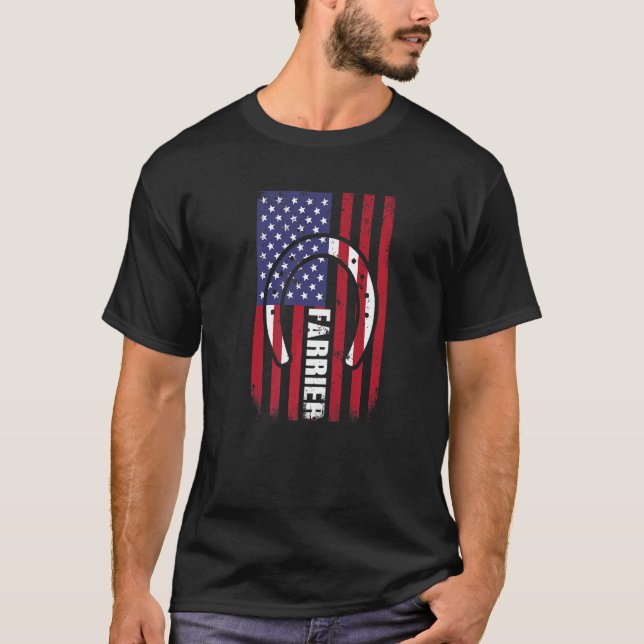 Distressed Farrier Hästsko Amerikansk Flagga 4:e J T Shirt (Framsida)