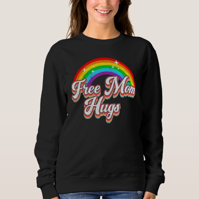 Distressed Free Mom Hugs Rainbow Heart LGBT Gay Pr T Shirt (Framsida)