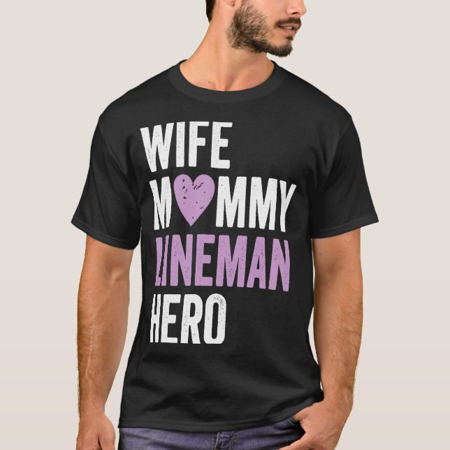 Distressed Lineman  Wife Mommy Lineman Hero T Shirt (Framsida)