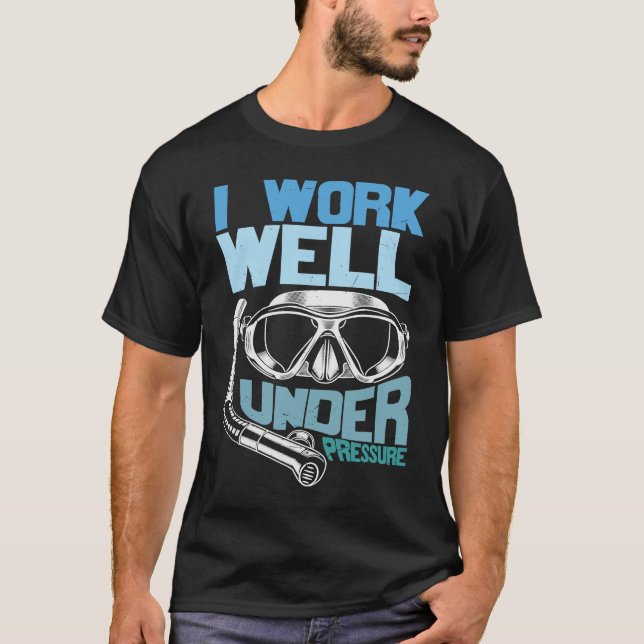 Distressed Scuba Diving  I Work Well Under a Press T Shirt (Framsida)