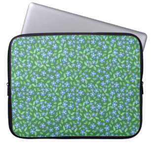 Ditsy Bright Blue Periwinkles on Grönt Blommigt Laptop Sleeve