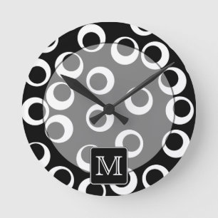Ditt brev. Svartvit Monogram. Roligt mönster Rund Klocka