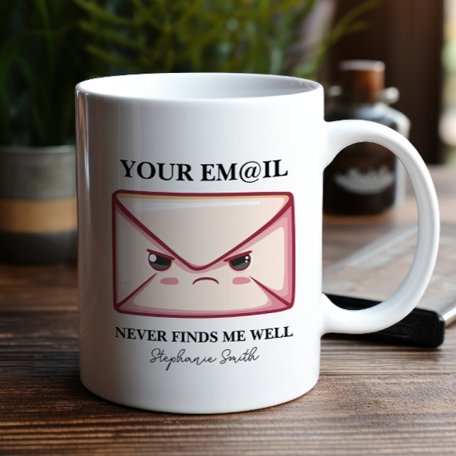 Ditt e-postmeddelande hittar mig aldrig på kontore kaffemugg (Featuring a hilariously grumpy envelope alongside an all-too relatable phrase.)