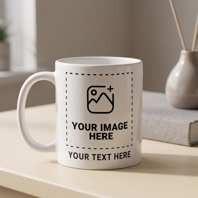 Ditt eget foto och anpassat meddelande kaffemugg (Simulated mug on table)
