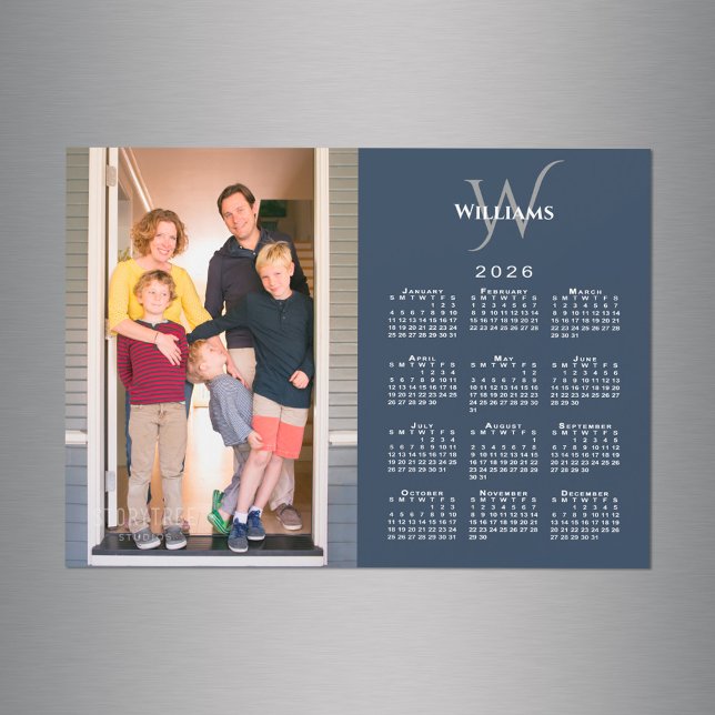 Ditt foto 2026-kalender Monogram Namn-marinmagnet (Your Photo 2026 Calendar Monogram Name Navy Magnet in situ)