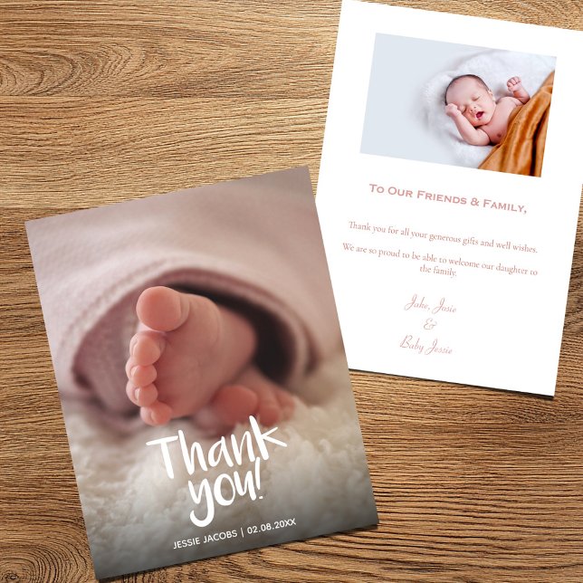 Ditt foto-flicka-babydusch tack vare ditt kort (Baby boy announcement card featuring a close-up of tiny feet and handwritten style script )