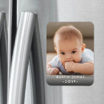 Ditt foto och valfri text - enkel modern Bild unik Magnet<br><div class="desc">Gratulera till familjen med en anpassningsbar fotomagnet. All text är enkel att anpassa för alla tillfälle. Utformningen har en modern minimalistisk layout, vintage inspirerad konsthändelse och typografi, och en bild som du väljer som favorit. Den här mallen är utformad för ett baby, men kan enkelt anpassas för ett par i...</div>