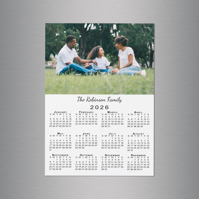 Ditt fotonamn Anpassningsbar 2026 kalender magnet (Your Photo Name Customizable 2026 Calendar Magnet in situ)