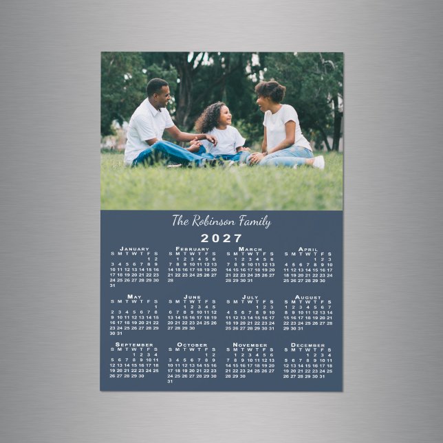Ditt fotonamn Navy Blue 2027 Kalendermagnet (Your Photo Name Navy Blue 2027 Calendar Magnet in situ)
