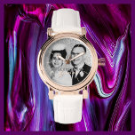 Ditt fotoutskott Namn Ro Guld Kvinnor i vitt band  Armbandsur<br><div class="desc">Den här eleganten glam kvinnohandklostret ro guld dekoreras med ett vitt band och personlig med ditt namn och ditt foto. Du kan enkelt ändra namn och ta bort nummermarkeringarna om du vill. Vilken underbar snyggt gåva till en brud, maid of honor, brudens sida, studenten, mors dag, födelsedag eller något annat...</div>