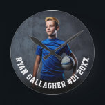 Ditt idrottsfoto | Rund klocka för Personlig<br><div class="desc">Anpassningsbar runt klockan med ditt idrottsfoto med personlig namn, spelnummer och team namn, skola, stad, år eller meddelande i fet kollegial typografi. Passar för foto, färg, alla åldrar, all sport. Testa det för att se hur det ser ut! Om du vill göra fler ändringar skriver du in verktyg om det...</div>