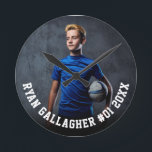 Ditt idrottsfoto | Rund klocka för Personlig<br><div class="desc">Anpassningsbar runt klockan med ditt idrottsfoto med personlig namn, spelnummer och team namn, skola, stad, år eller meddelande i fet kollegial typografi. Passar för foto, färg, alla åldrar, all sport. Testa det för att se hur det ser ut! Om du vill göra fler ändringar skriver du in verktyg om det...</div>