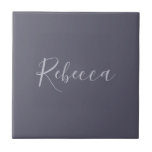 Ditt namn | Elegant Lavender Script på Hazy Lila Kakelplatta<br><div class="desc">Ditt namn eller någon annan text i elegantens kalligrafi,  anpassa hur som helst.</div>