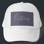 Ditt namn | Elegant Lavender Script på Hazy Lila Keps<br><div class="desc">Ditt namn eller någon annan text i elegantens kalligrafi,  anpassa hur som helst.</div>