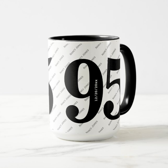 Ditt namn Mönster - svart/vit - fetstil 95 år Mugg (Framsida höger)