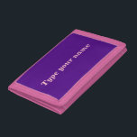 Ditt namn på Lila Trifold Nylon Wallet<br><div class="desc">Tittar du för plånbok? Föredrar du också enkel design och vanlig färg? Se den här rosa enkla texten på lilans bakgrund med rosa kant trefaldig nylonplånbok. Du kanske gillar det. Det är också anpassadet. Du kan sätta ditt namn på det. Kontrollera utseendet när du har skrivit ditt namn. Om utseendet...</div>